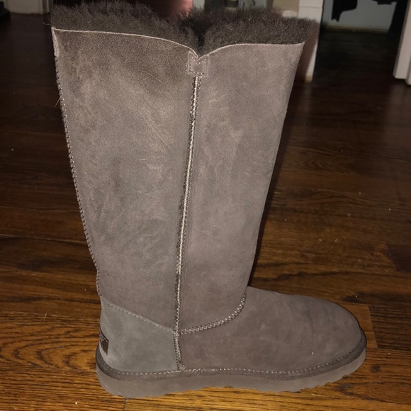 UGG Boots - Picture 1 of 6